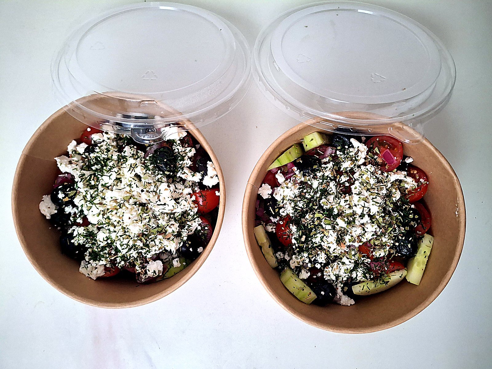Bols de salades fermés avec leurs couvercles, prêts pour la livraison au bureau