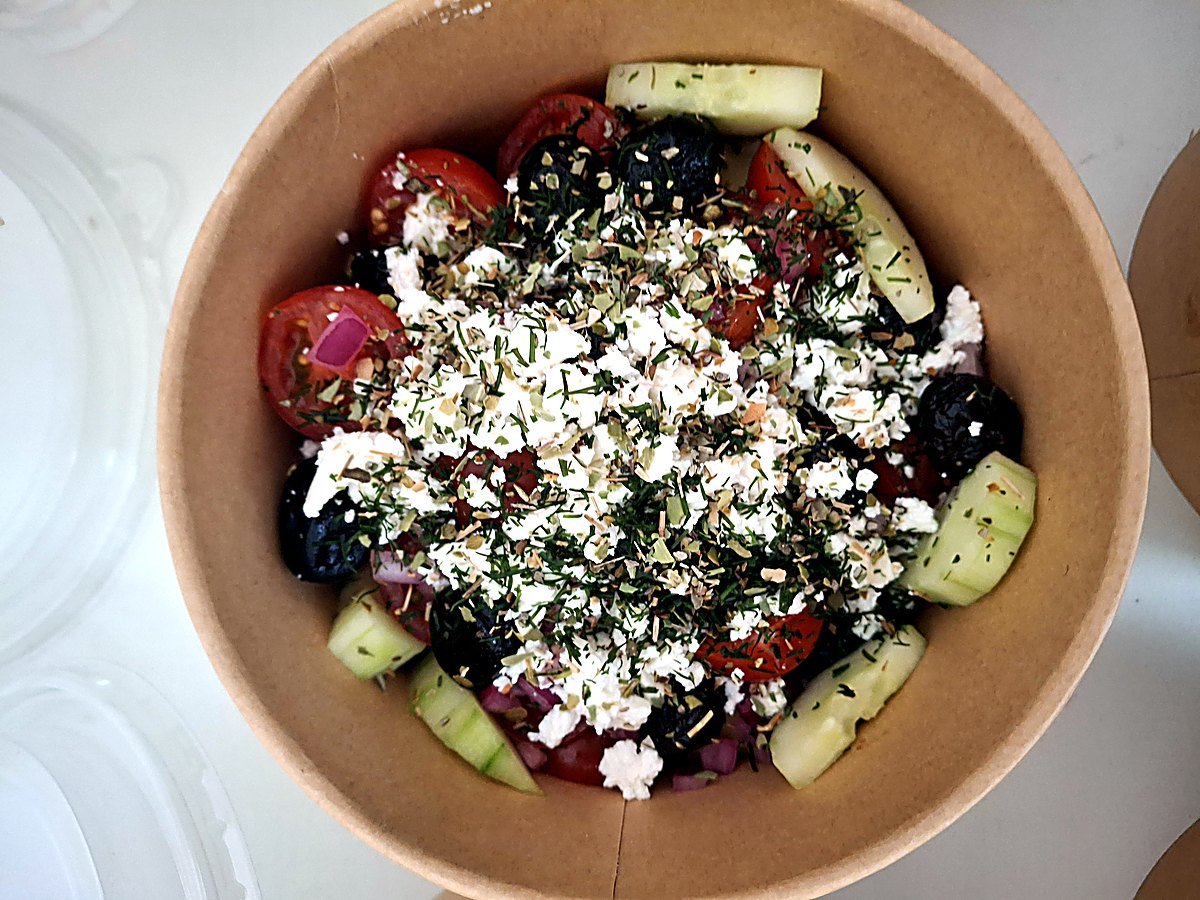 La Grecque : feta AOP émiettée, tomates cerises, concombre, olives noires et aneth